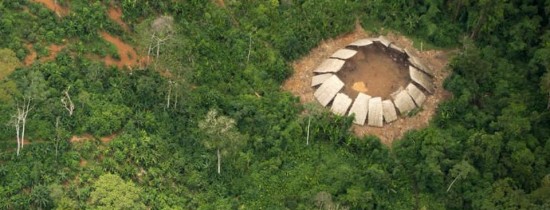 Noi imagini cu unul dintre cele mai izolate triburi au fost făcute publice. Tribul continuă să existe, deşi zona este invadată de mineritul ilegal Noi imagini cu unul dintre cele mai izolate triburi au fost făcute publice. Tribul continuă să existe, deşi zona este invadată de mineritul ilegal