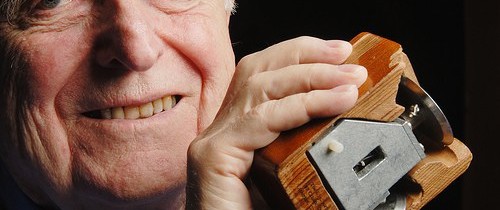 Mouse-ul a împlinit 46 de ani. Primul mouse era din lemn şi se deplasa printr-un sistem de curele Mouse-ul a împlinit 46 de ani. Primul mouse era din lemn şi se deplasa printr-un sistem de curele