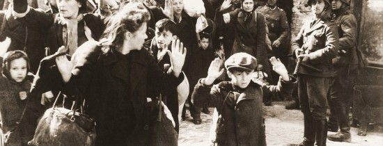 După mai bine de 70 de ani, familia unei victime a Holocaustului a fost reunită odată cu descoperirea unui pandantiv găsit în fostul lagăr unde a murit După mai bine de 70 de ani, familia unei victime a Holocaustului a fost reunită odată cu descoperirea unui pandantiv găsit în fostul lagăr unde a murit