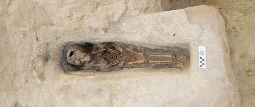 Patru morminte misterioase au fost descoperite în Egipt. Toate conţin cadavrele unor copii cu vârste sub 10 ani Patru morminte misterioase au fost descoperite în Egipt. Toate conţin cadavrele unor copii cu vârste sub 10 ani