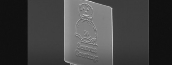 Cea mai mică felicitare de Crăciun se poate vedea la microscop. Ce dimensiuni are aceasta Cea mai mică felicitare de Crăciun se poate vedea la microscop. Ce dimensiuni are aceasta