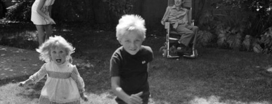 Eroina necunoscută din umbra lui Hawking: Jane Wilde, soţia care i-a salvat viaţa fizicianului în 1985. De ce a ales femeia să divorţeze de el Eroina necunoscută din umbra lui Hawking: Jane Wilde, soţia care i-a salvat viaţa fizicianului în 1985. De ce a ales femeia să divorţeze de el