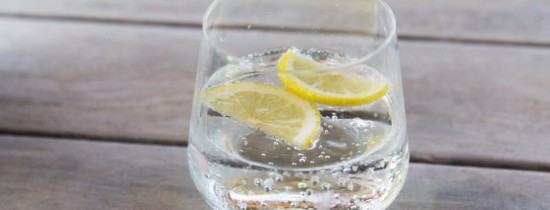 Este apa carbogazoasă la fel de sănătoasă precum apa plată? Este apa carbogazoasă la fel de sănătoasă precum apa plată?