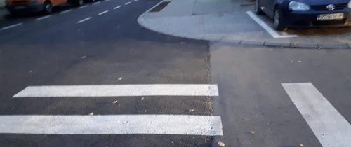 Treceri de pietoni în diagonală care se termină în mijlocul drumului, într-un oraş din România Treceri de pietoni în diagonală care se termină în mijlocul drumului, într-un oraş din România
