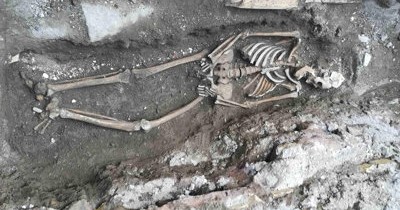 Scheletul unei mame îngropate cu un nou născut, descoperit în timpul săpăturilor pentru metroul din Roma Scheletul unei mame îngropate cu un nou născut, descoperit în timpul săpăturilor pentru metroul din Roma