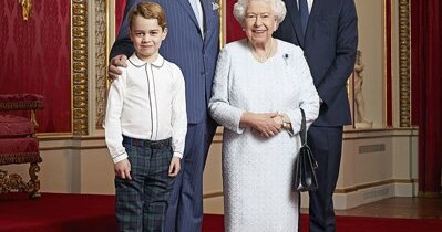 Un portret rar al reginei Elizabeth a II-a, alături de cei trei viitori regi, făcut public Un portret rar al reginei Elizabeth a II-a, alături de cei trei viitori regi, făcut public