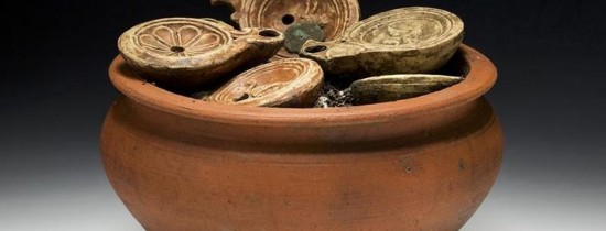 Arheologii elveţieni au descoperit artefacte misterioase într-un vas, care pare de gătit, vechi de 2.000 de ani Arheologii elveţieni au descoperit artefacte misterioase într-un vas, care pare de gătit, vechi de 2.000 de ani
