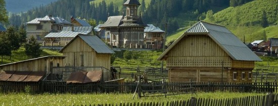 O comună din Bucovina a fost încadrată în topul unui faimos site de călătorii. Străinii sunt fascinaţi de culorile ei O comună din Bucovina a fost încadrată în topul unui faimos site de călătorii. Străinii sunt fascinaţi de culorile ei