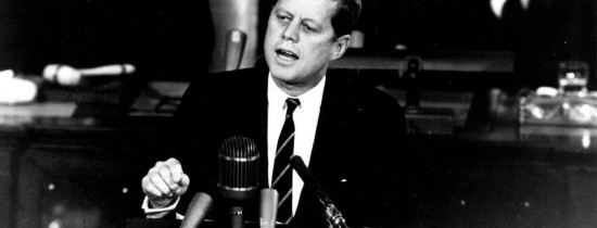 Trump a blocat cu câteva ore înainte de termenul-limită declasificarea tuturor documentelor privind asasinarea lui J. F. Kennedy. ''Sunt detalii care ar putea fi considerate stânjenitoare''. Ce informaţii au apărut în premieră Trump a blocat cu câteva ore înainte de termenul-limită declasificarea tuturor documentelor privind asasinarea lui J. F. Kennedy. ''Sunt detalii care ar putea fi considerate stânjenitoare''. Ce informaţii au apărut în premieră