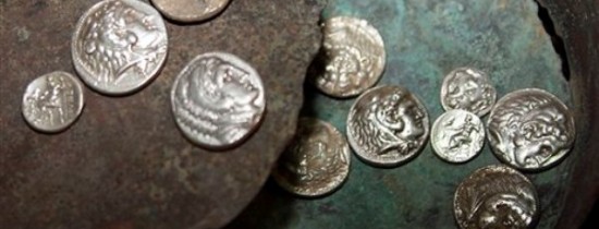 Folosind un detector de metale, un bărbat pasionat de istorie a făcut o descoperire rară şi valoroasă pe un câmp Folosind un detector de metale, un bărbat pasionat de istorie a făcut o descoperire rară şi valoroasă pe un câmp