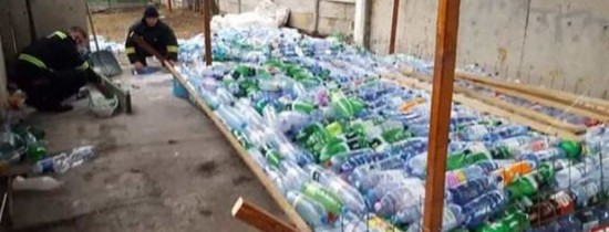 Cu doar o plută construită din sticle de plastic, pompierii parcurg 700 de kilometri Cu doar o plută construită din sticle de plastic, pompierii parcurg 700 de kilometri