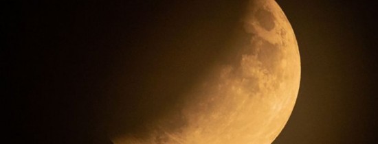 Imagini spectaculoase cu eclipsa parţială de Lună din 16 iulie Imagini spectaculoase cu eclipsa parţială de Lună din 16 iulie