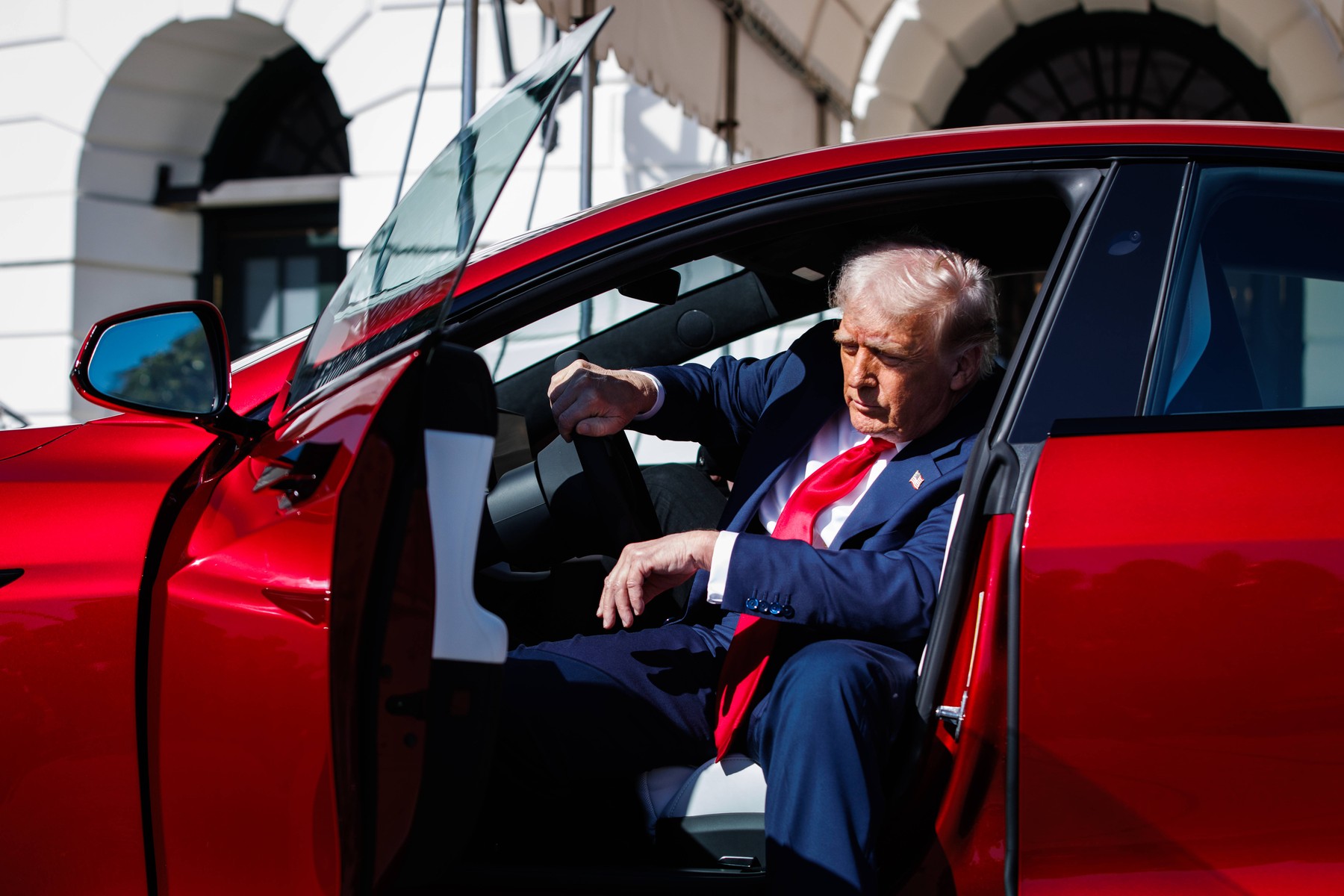 Cum planează Donald Trump să se despartă de autoturismul Tesla achiziționat în luna martie?