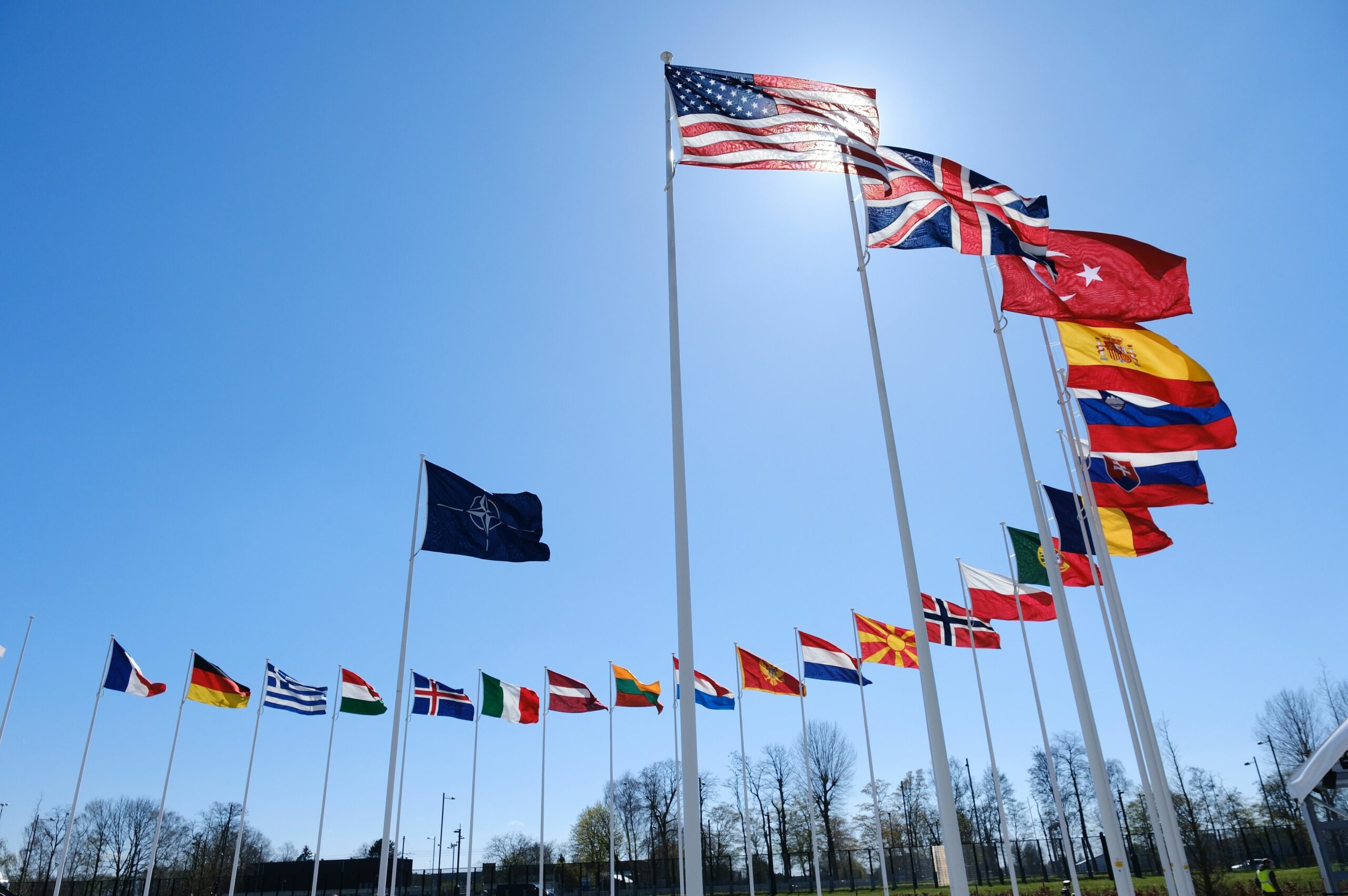 Trump afirmă că SUA nu ar trebui să se conformeze țintei NATO în ceea ce privește cheltuielile pentru apărare.