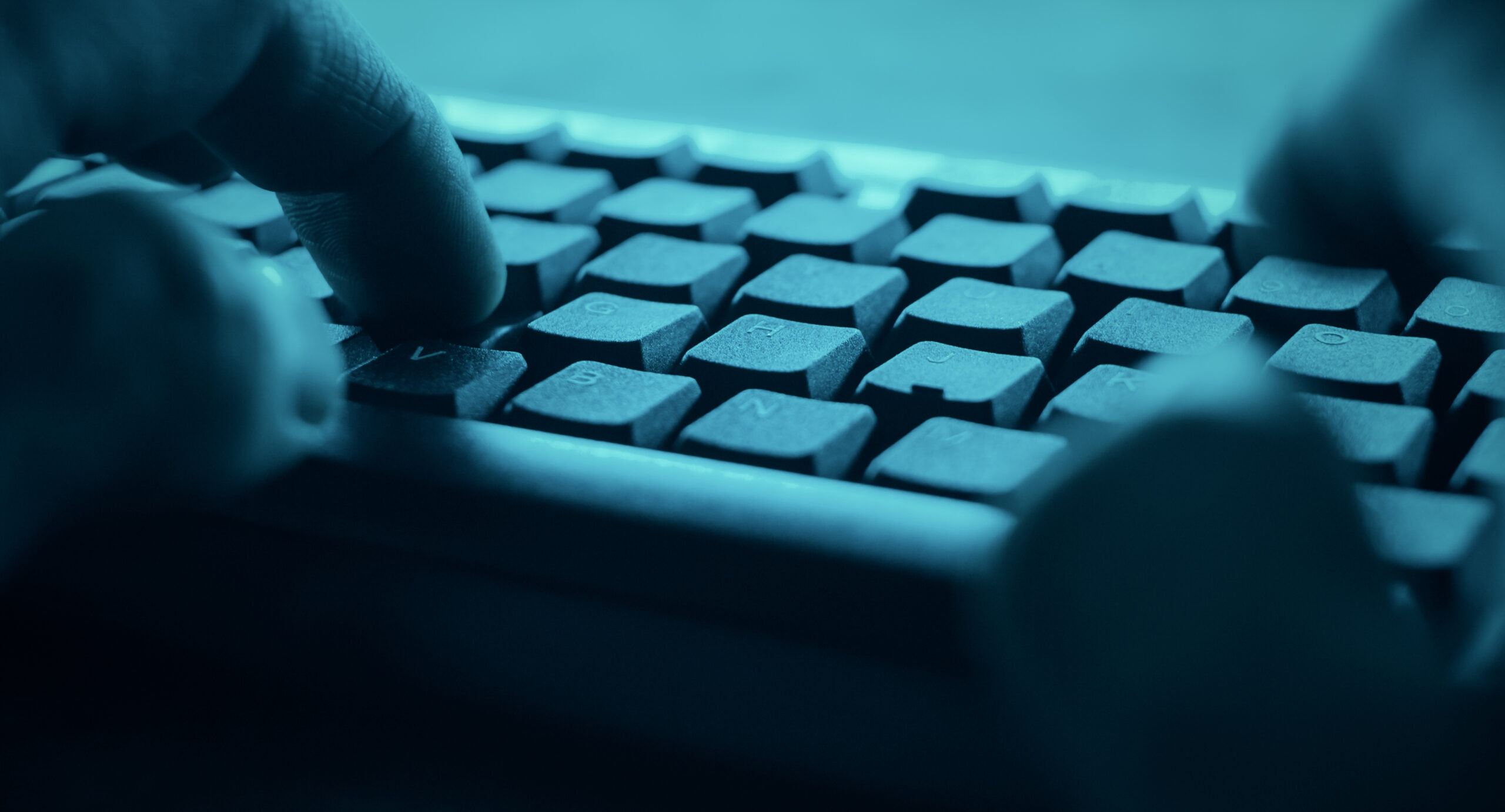 Pe măsură ce firmele discută cu hackerii după ce un atac cibernetic a impactat milioane de studenți