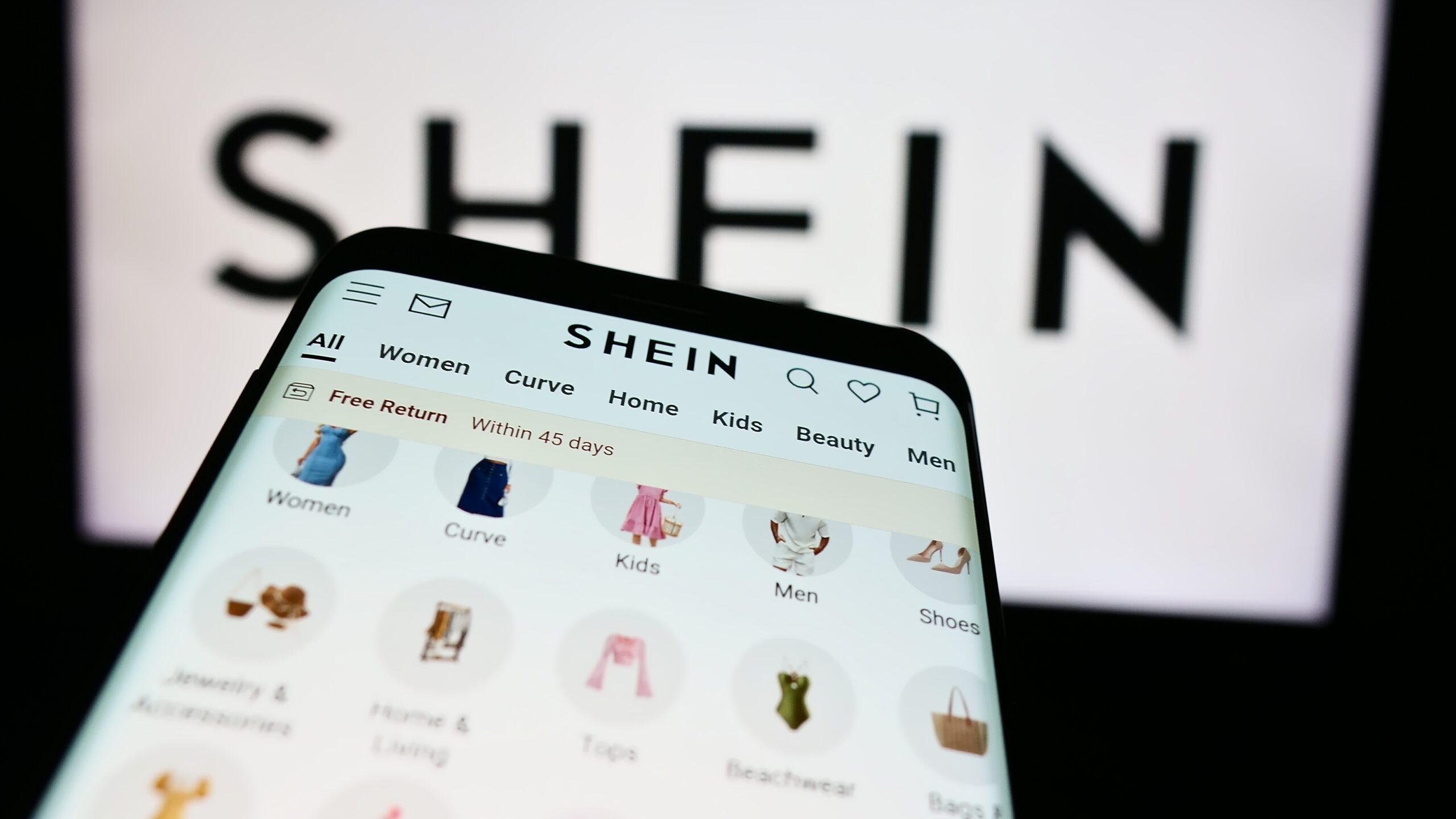 Gigantul Shein, suspectat că ar transfera informațiile utilizatorilor europeni în China