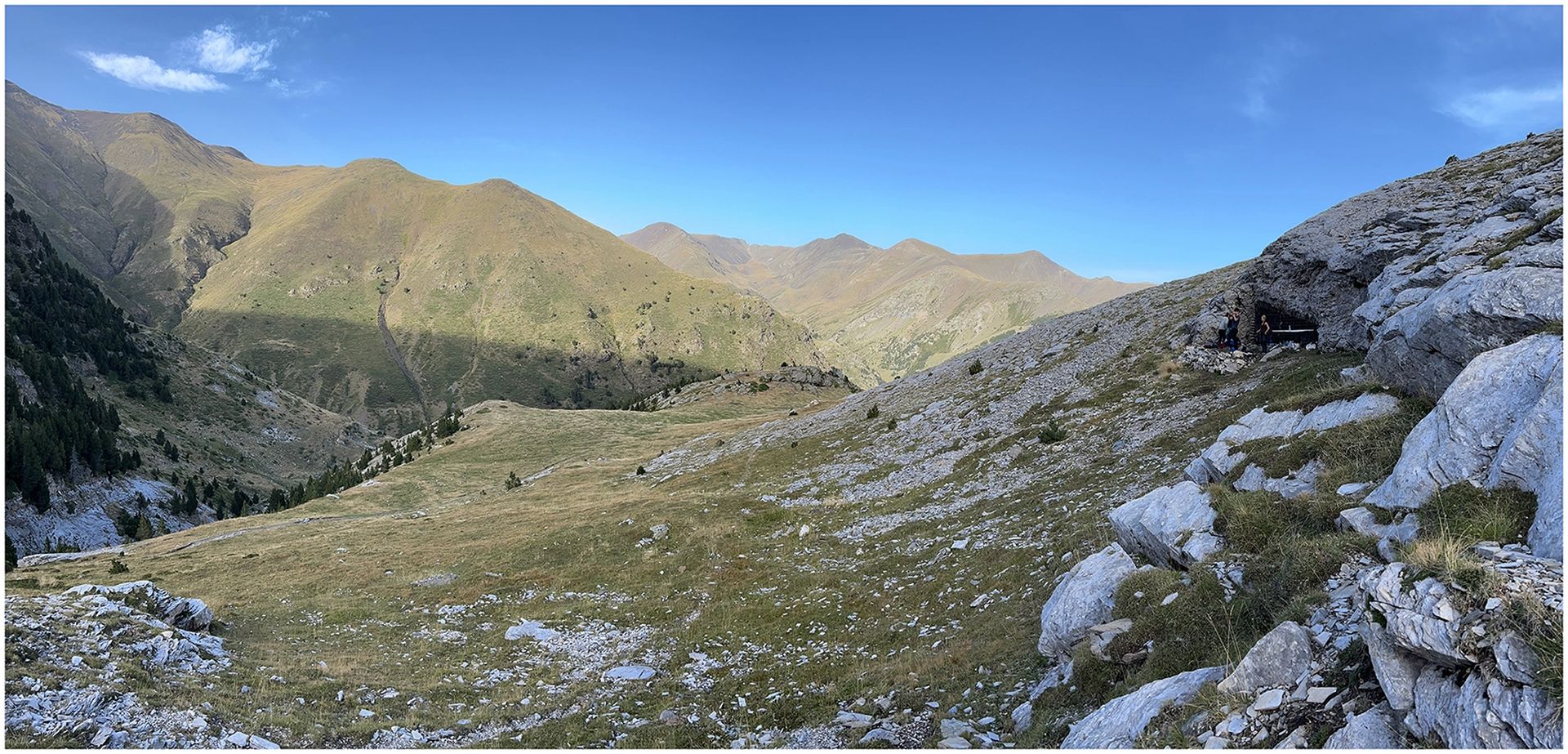 Într-o cavernă retrasă din munte, oamenii primitivi extrăgeau un mineral verde enigmatic.