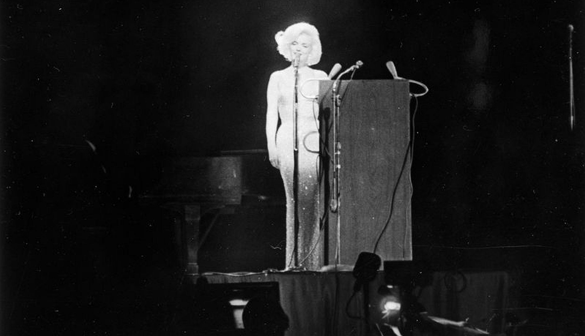 S-au împlinit 64 de ani de la clipa în care Marilyn Monroe i-a dedicat lui Kennedy melodia "Happy Birthday Mr. President".