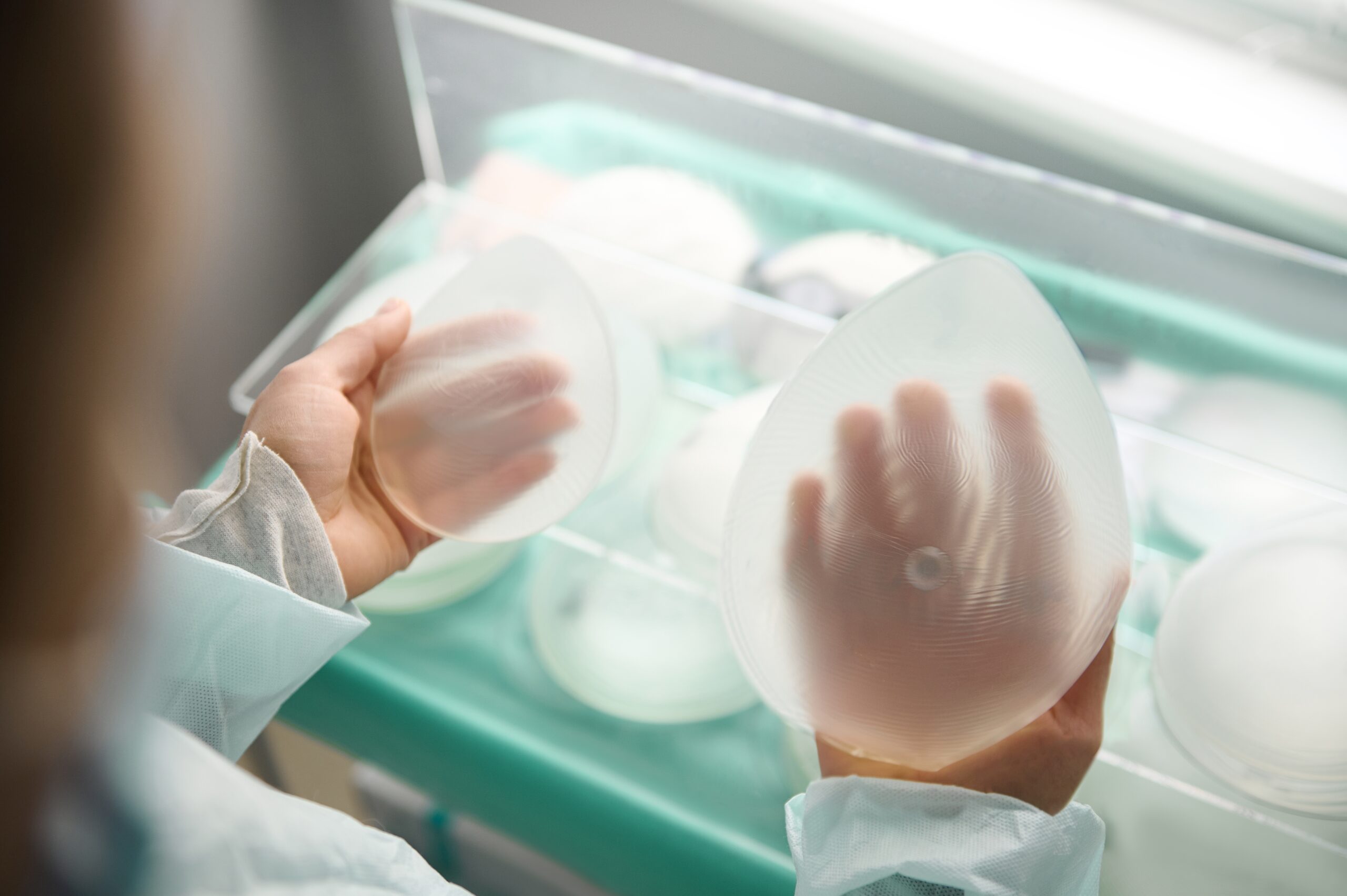 Schimbare de direcție în chirurgia estetică: solicitările pentru reducerea sânilor au depășit pe cele pentru implanturi.