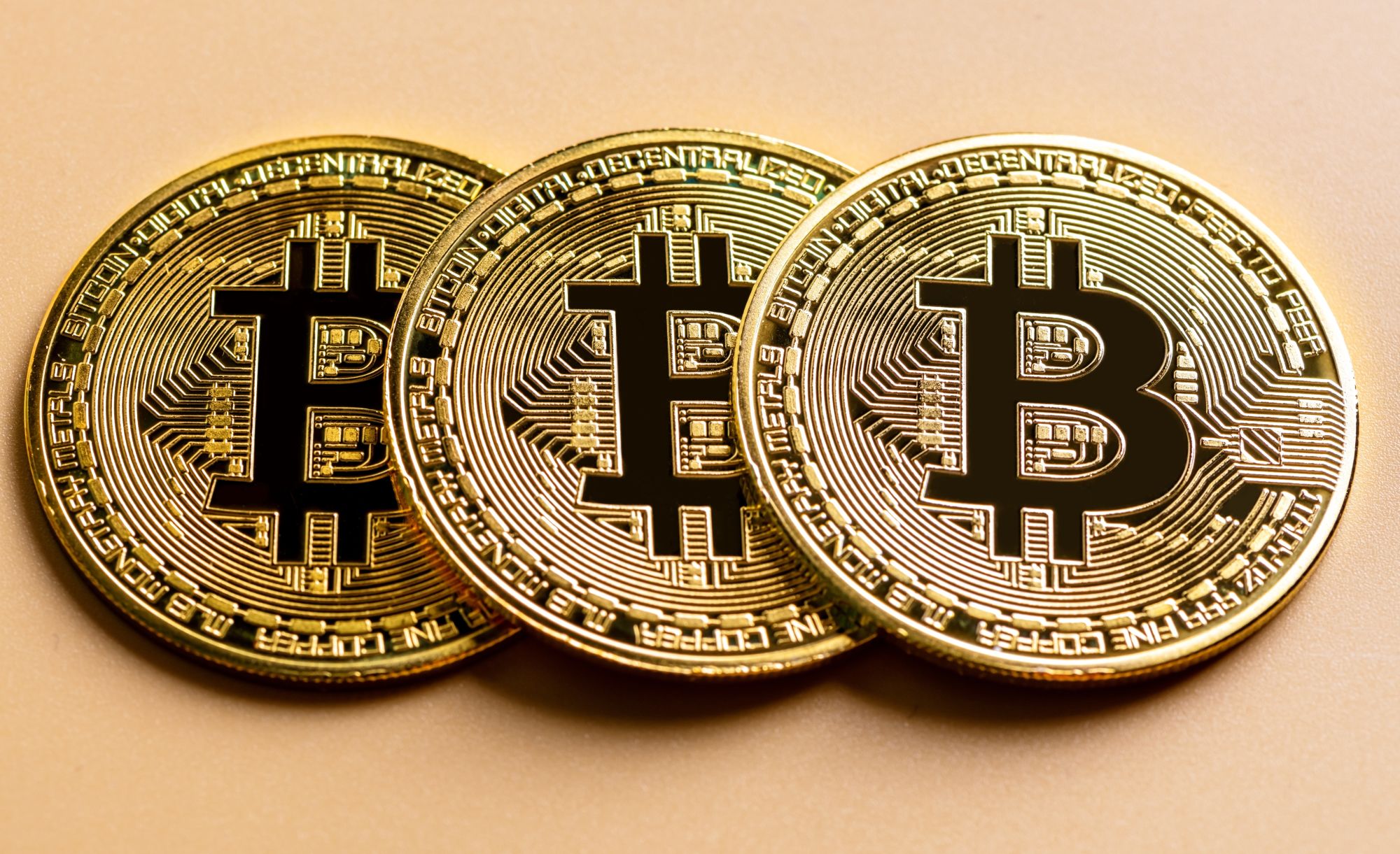 Bitcoin a scăzut cu aproape 50% din preț: causele pentru care investitorii vând rapid