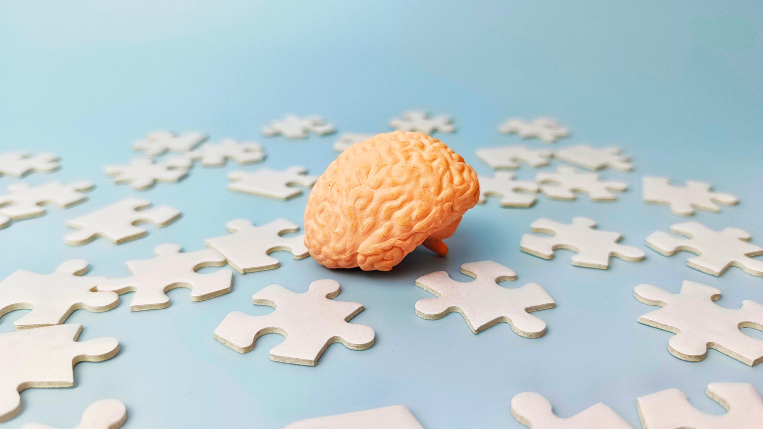 Cauzele degradării memoriei la tineri, conform neurologilor și psihologilor în anii recenți.