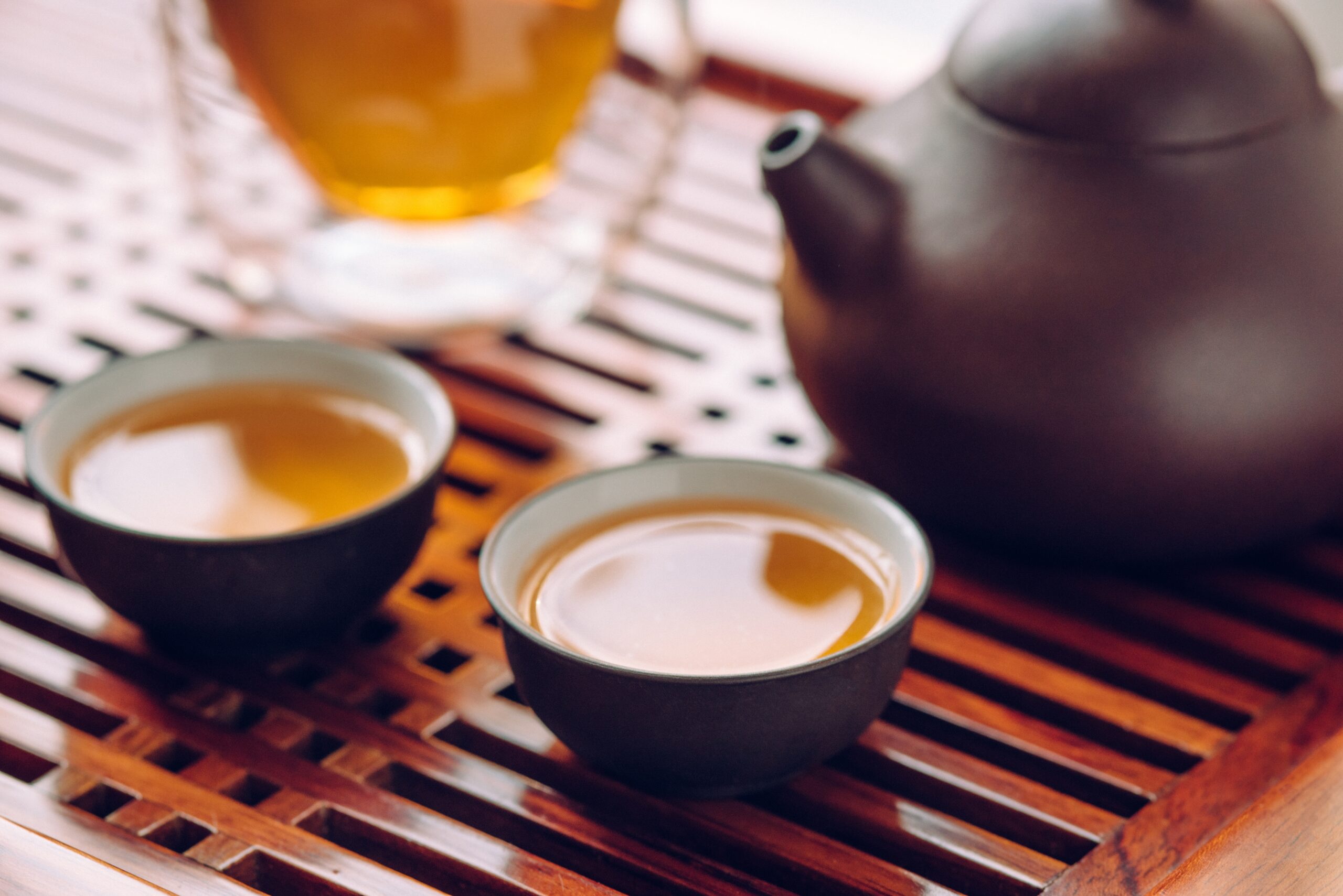 Ce reprezintă consumul de ceai în China și semnificația gestului de a lovi masa cu două degete