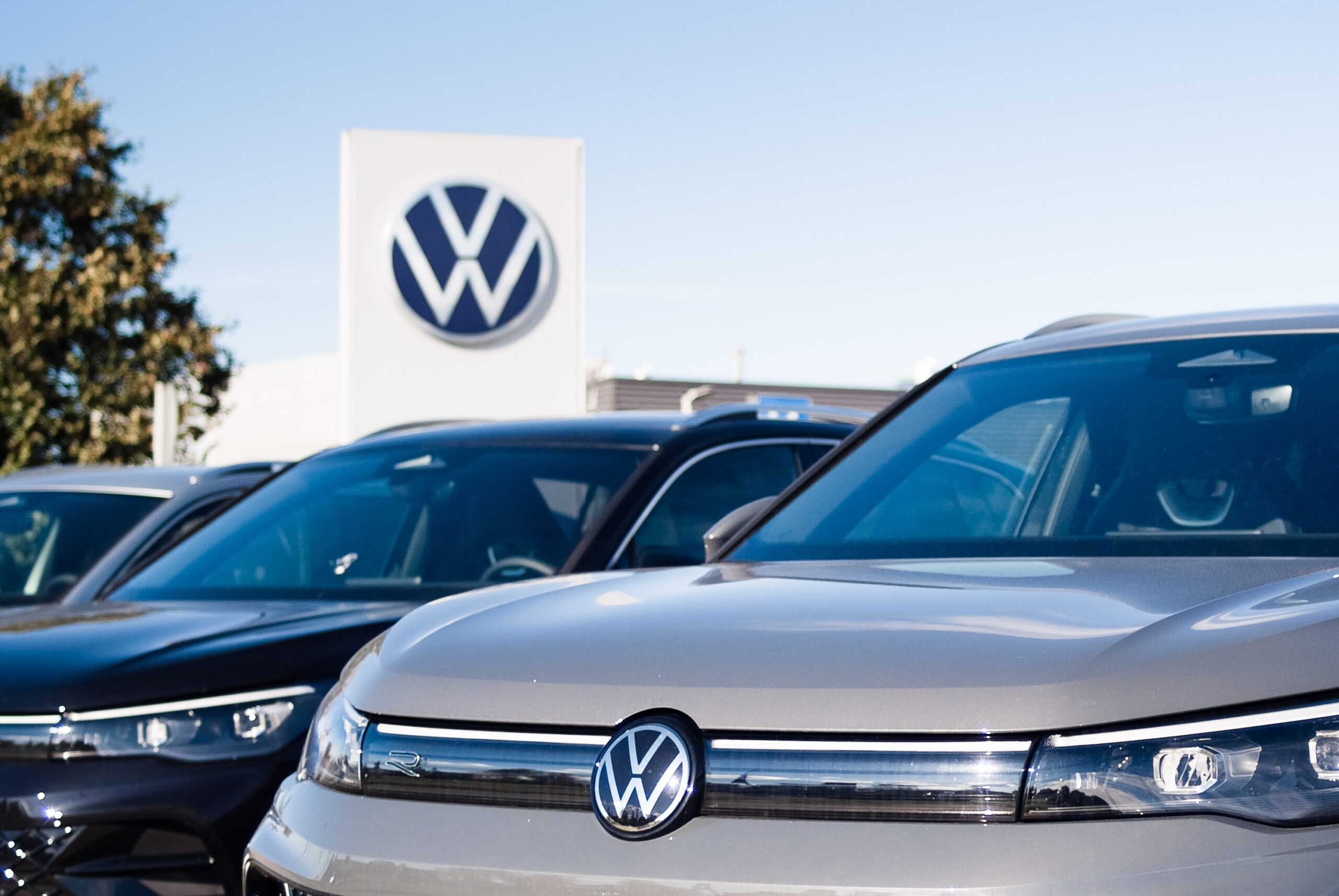 Cel mai mare fabricant auto din Europa își închide uzinele și dă afară 100.000 de lucrători