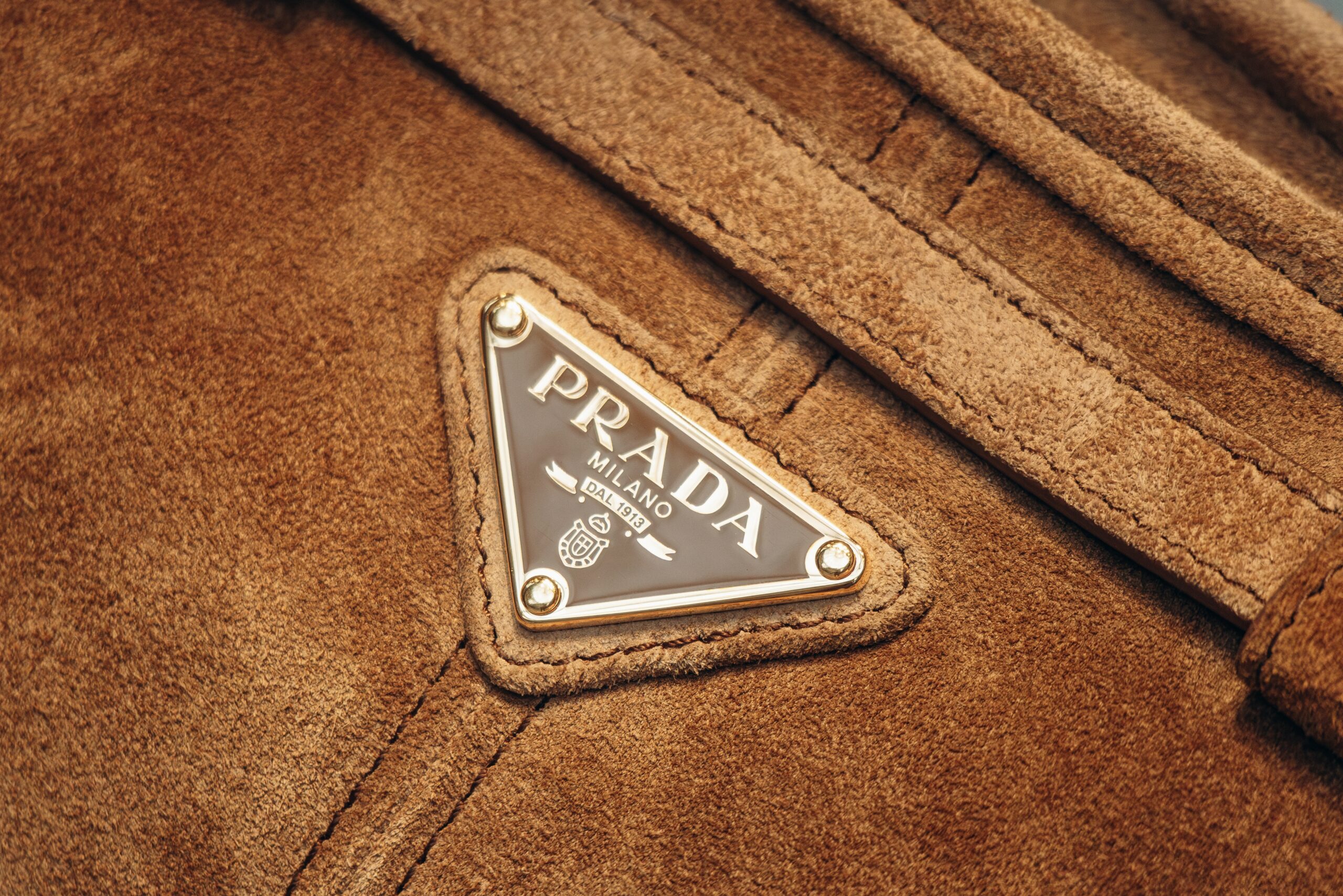 Informații mai puțin evidente despre Prada: Metamorfoza nailonului militar în emblemă a luxului realizată de un brand italian
