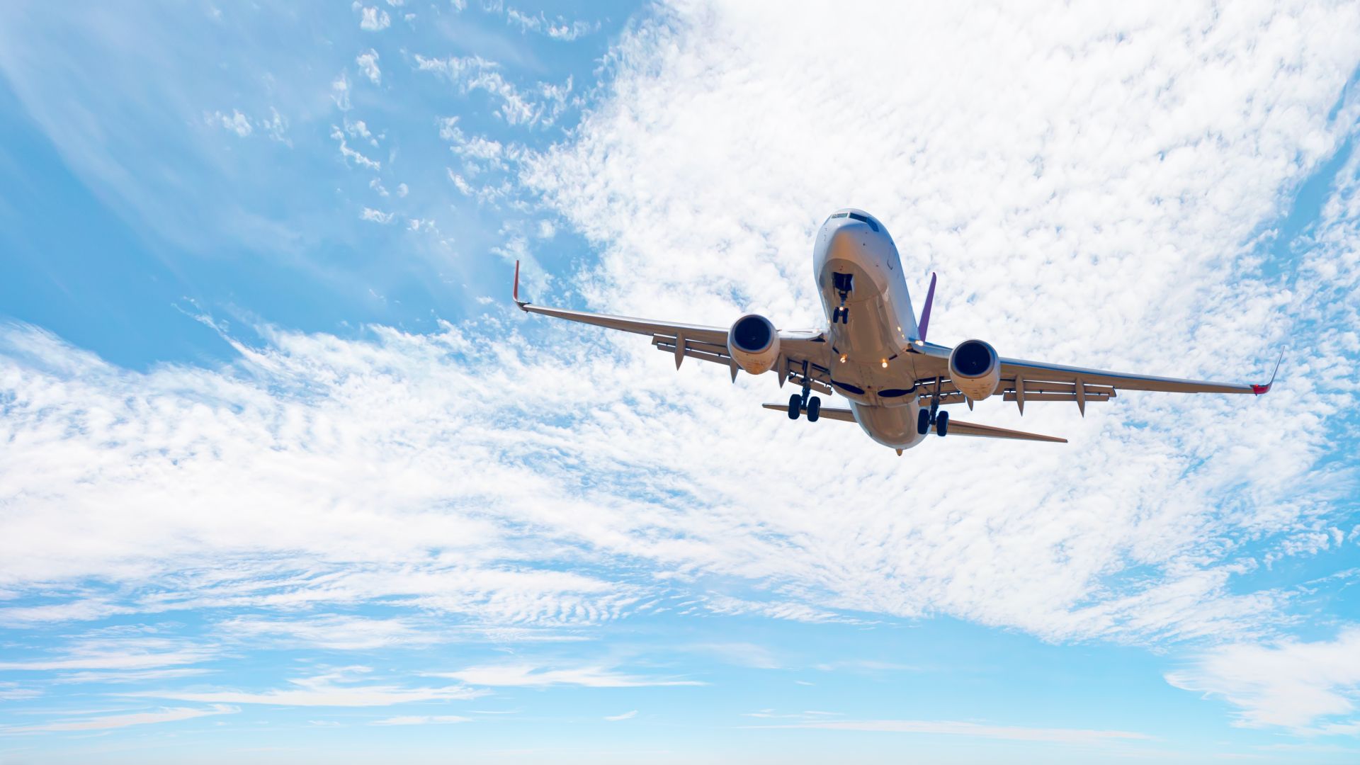 Inteligența Artificială dobândește abilități de a pilota aeronave fără intervenție umană, semnalând o nouă etapă pentru sectorul aviației.