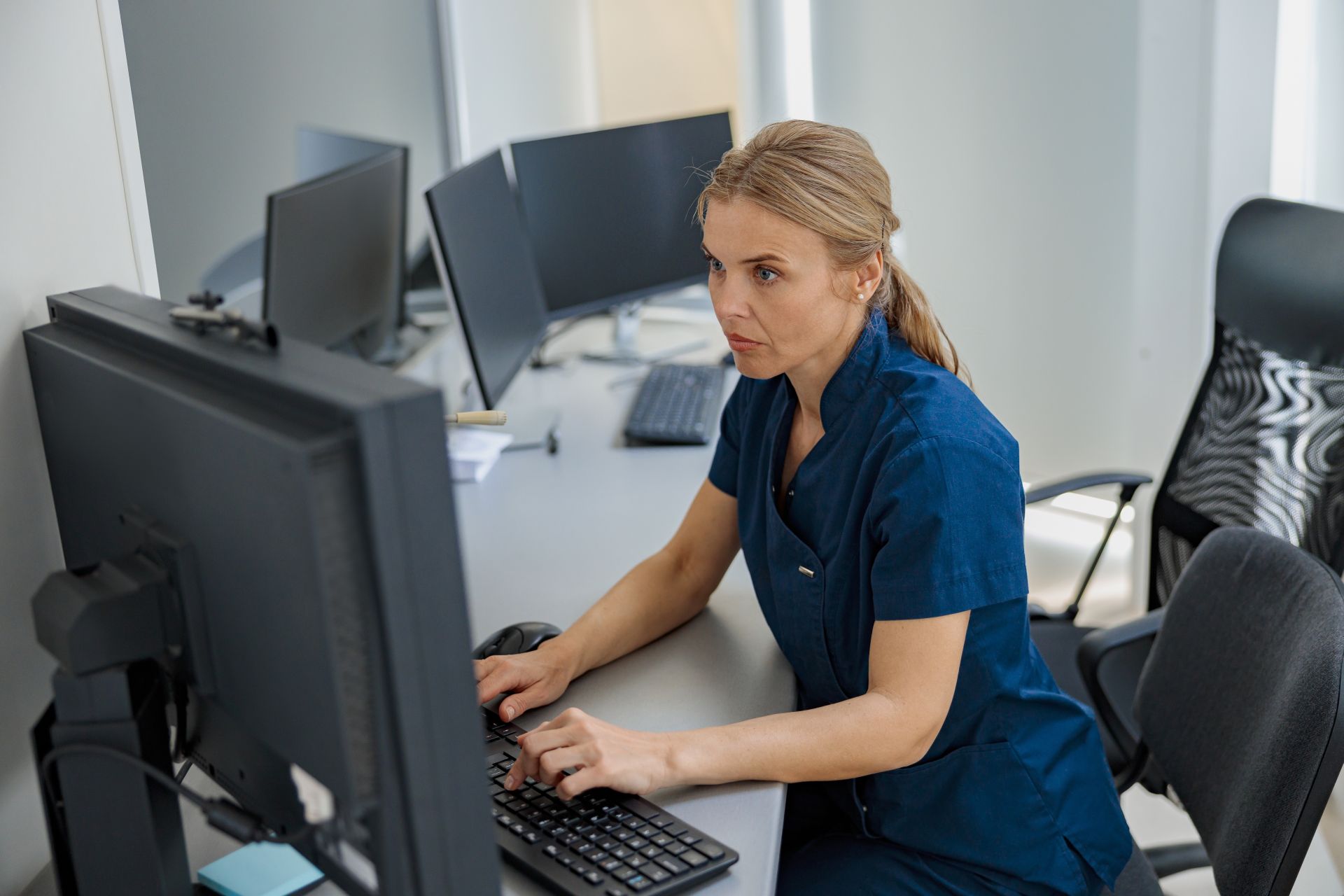 Motivele pentru care aproape 50% dintre asistenții medicali intenționează să părăsească meseria.
