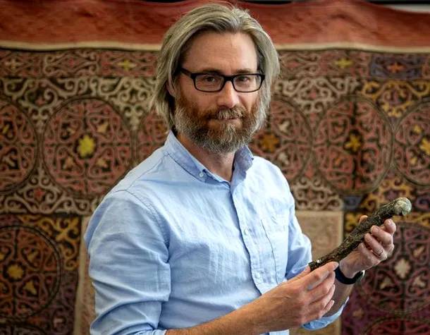 O specie de două picioare și fără dinți din era Triasicului, apropiată de crocodil.