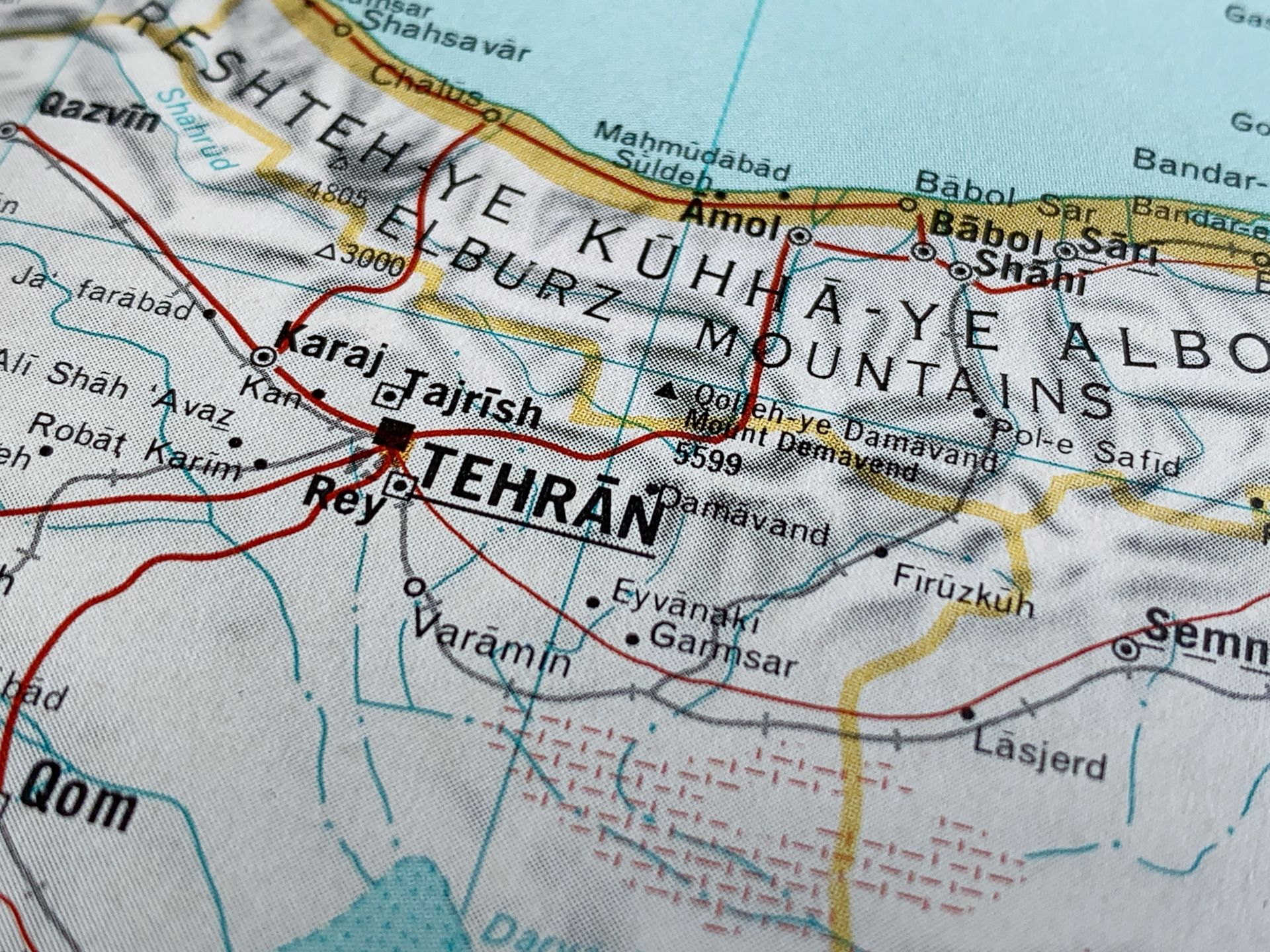 O zi de ofensive îndreptate împotriva rafinăriilor de petrol din Iran a generat volume de dioxid de sulf similare cu cele produse de o erupție vulcanică.