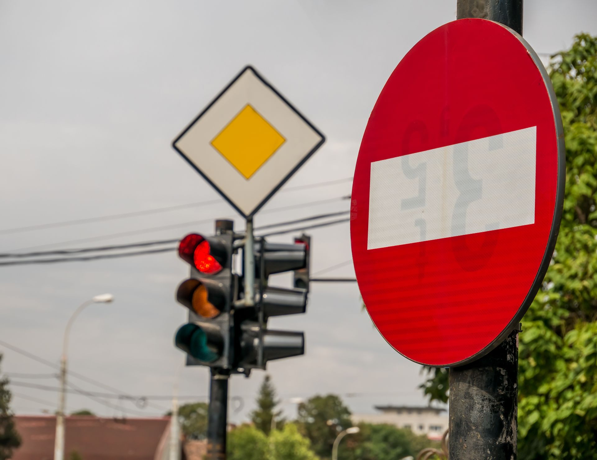 Opiniile psihologilor referitoare la atitudinea indivizilor care traversează pe galben la semafor