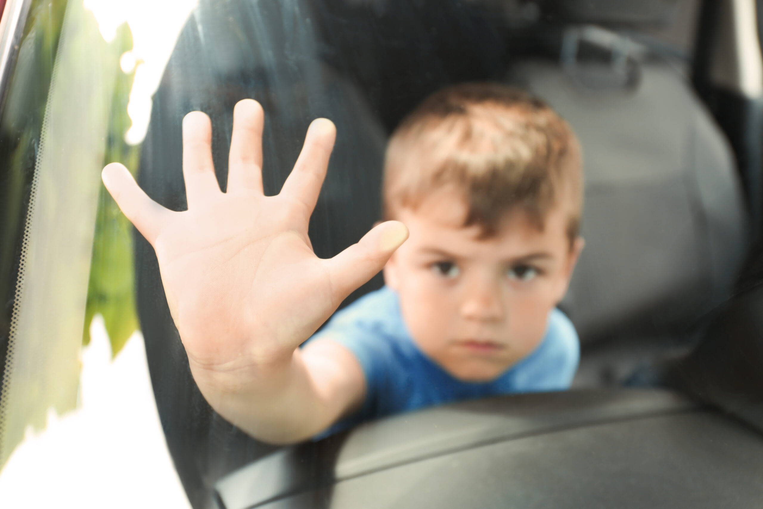 Riscurile de a lăsa copiii în vehicul pe vreme caniculară.
