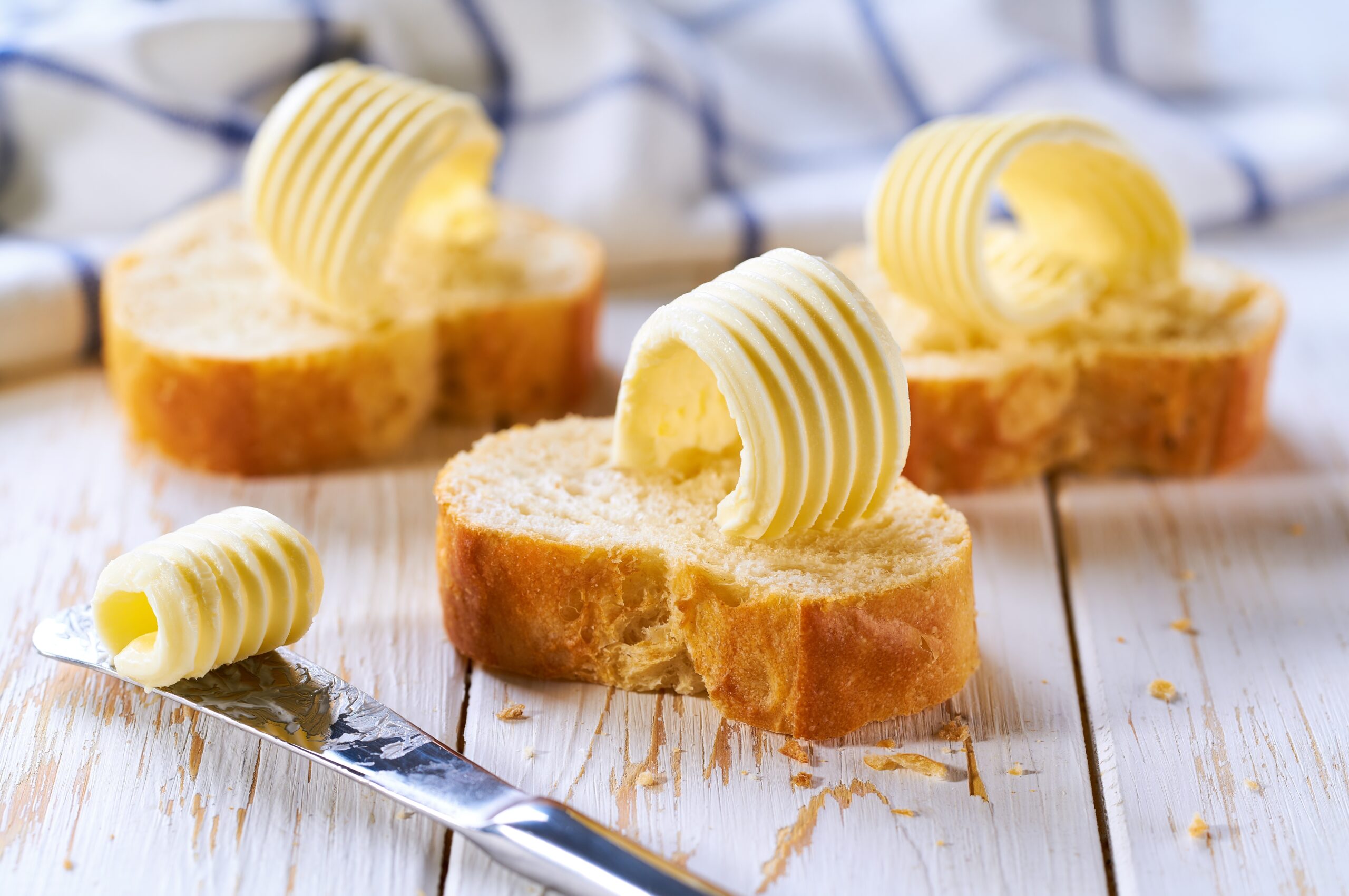 Specialiștii în nutriție discută despre ce variantă să alegem între unt și margarină.