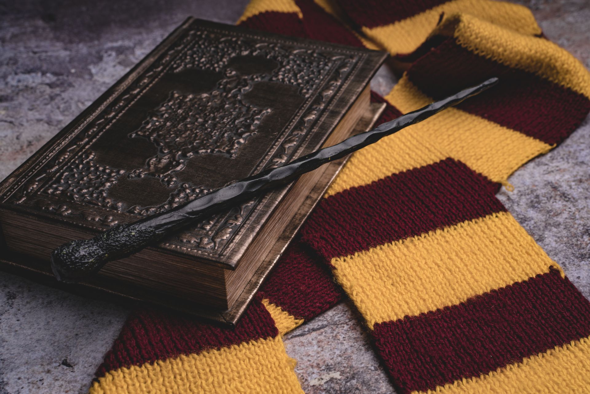 Suma obținută în urma vânzării la licitație a primei ediții a cărții Harry Potter.