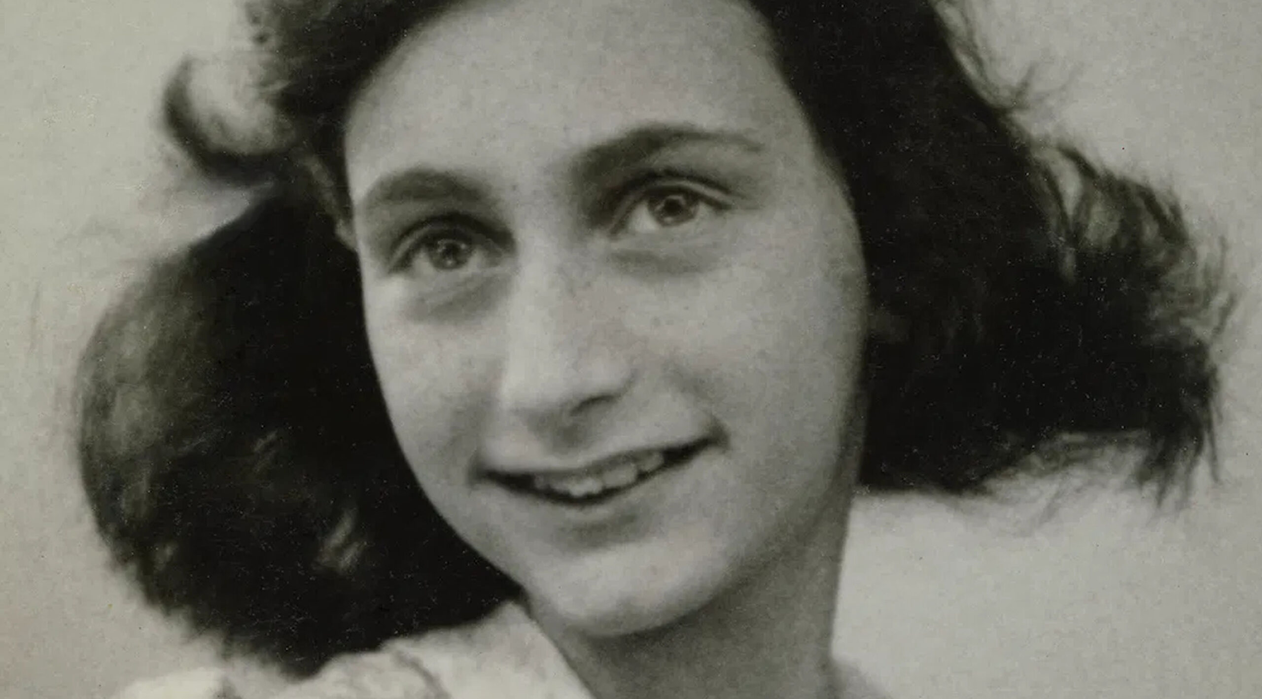 Un dar primit acum 84 de ani a transformat-o într-un emblema a genocidului nazist