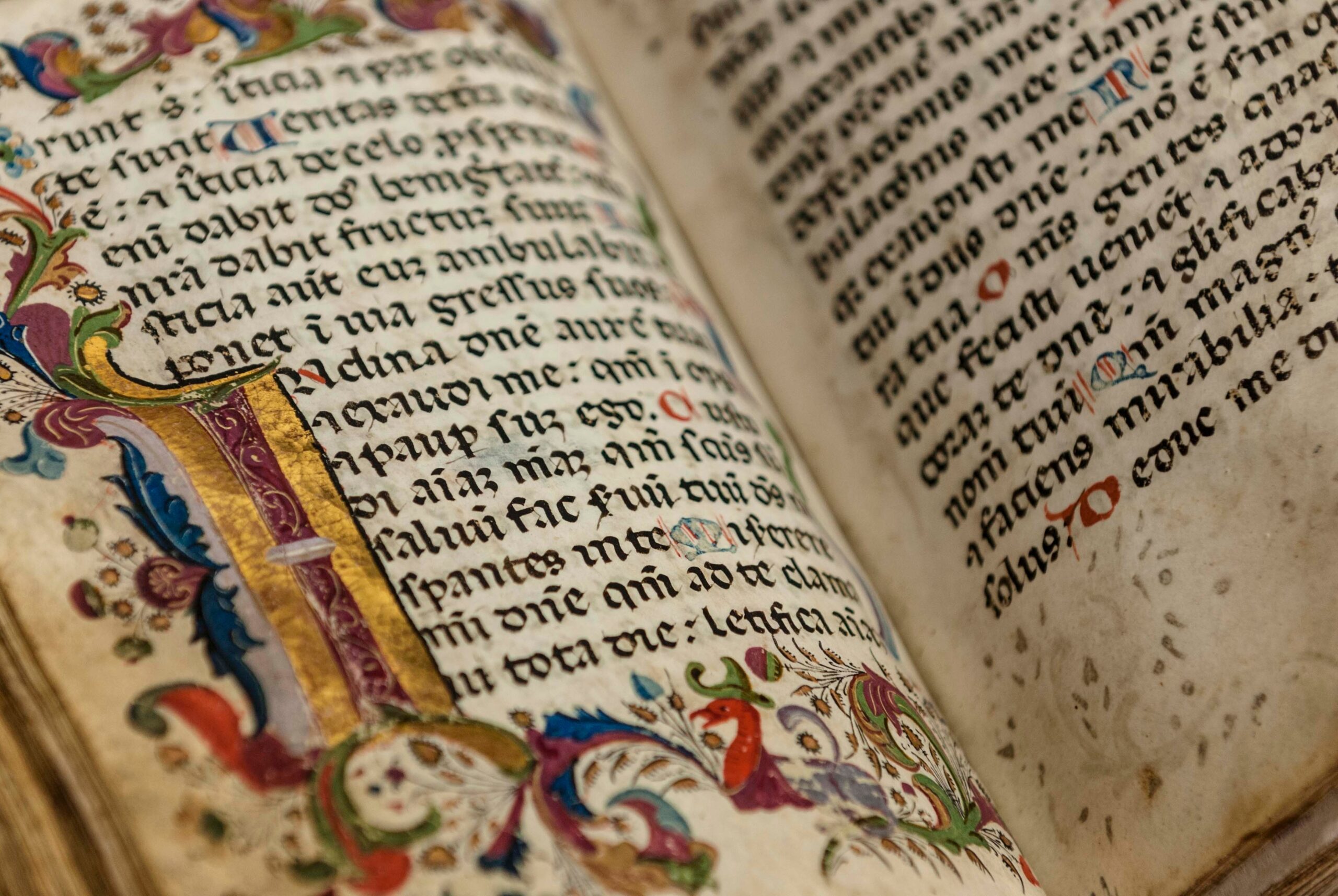 Un document medieval referitor la Regele Arthur și Sfântul Graal va fi scos la vânzare prin licitație.