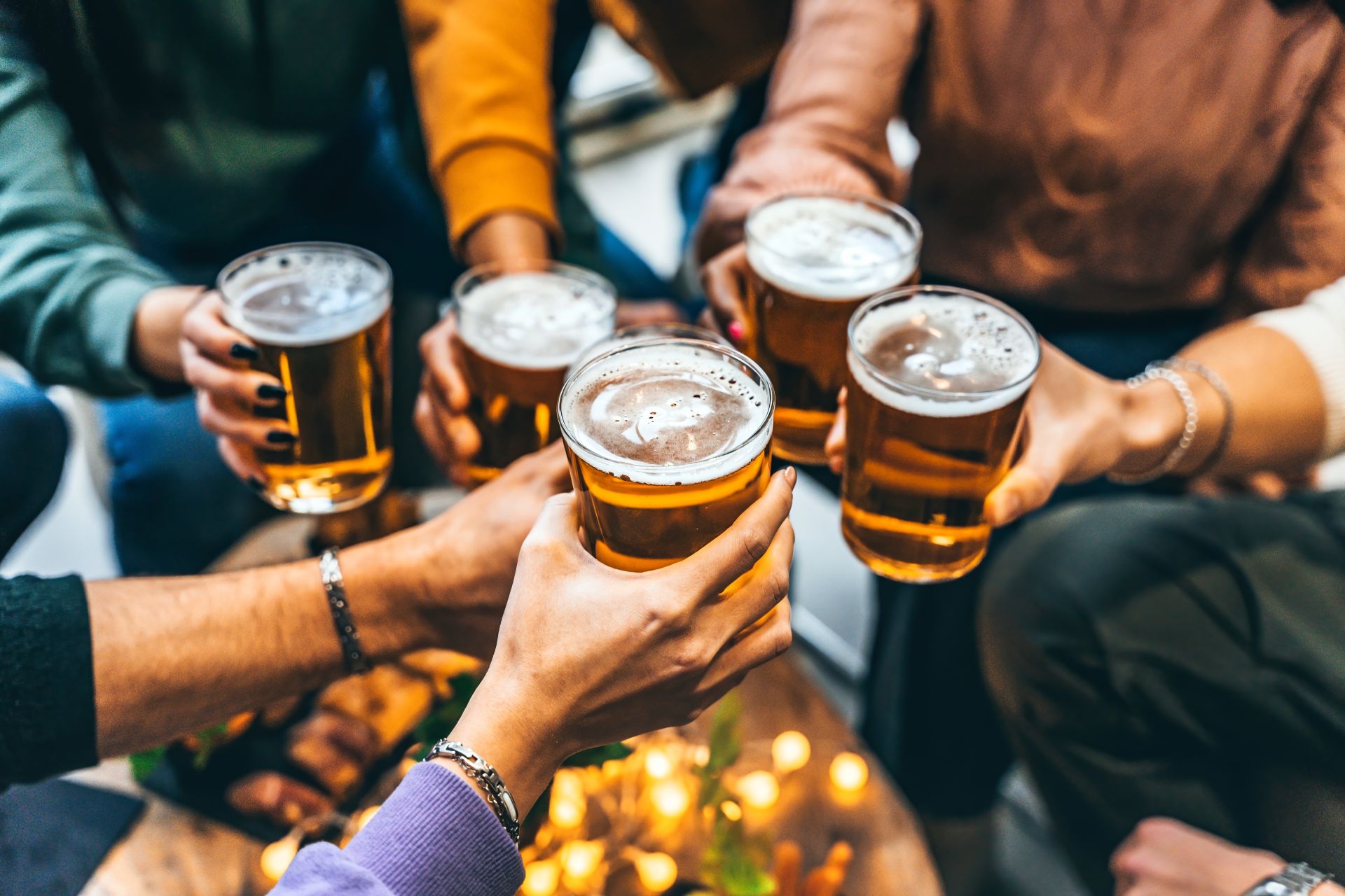 Un nou cercetare atrage atenția asupra faptului că consumul zilnic de un pahar de alcool ridică riscul pentru 10 forme de cancer