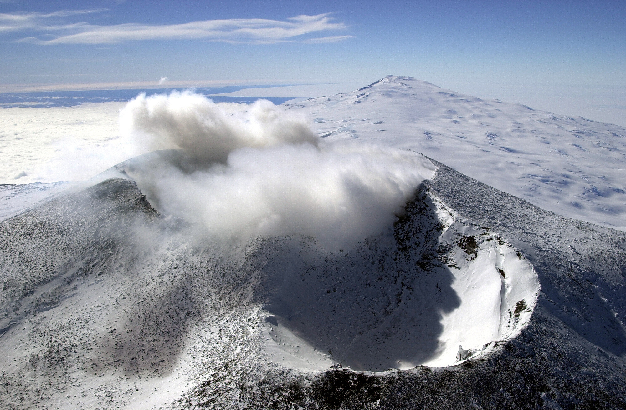 Antarctica găzduiește un vulcan singular care prezintă un fenomen rar întâlnit pe Terra.