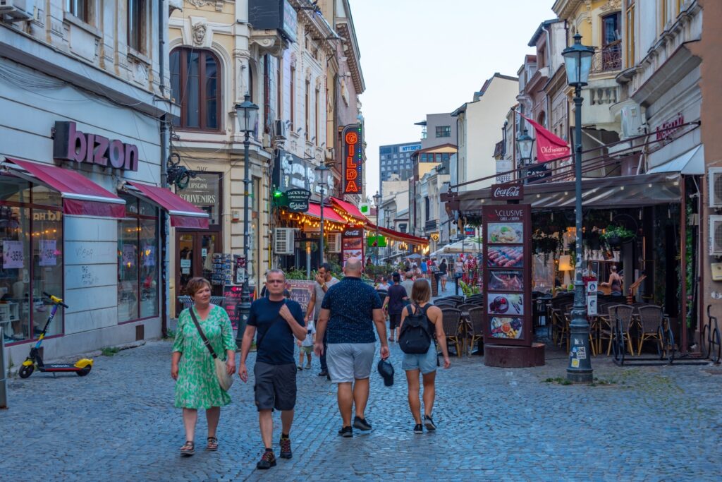 Autoritățile ar putea da posibilitatea soțiilor cetățenilor români care locuiesc în străinătate să dobândească cetățenia fără a fi necesară reședința în România