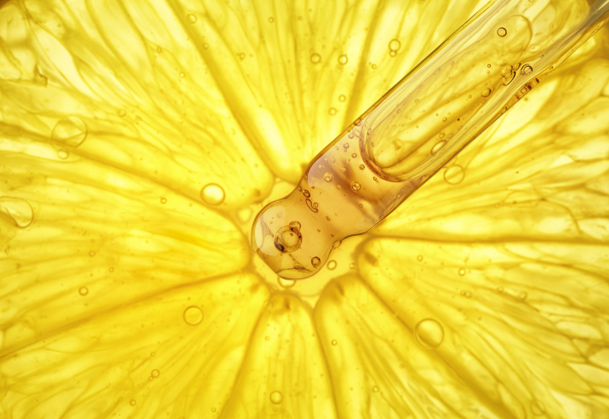Dermatologii clarifică dacă vitamina C poate să substituie crema de protecție solară