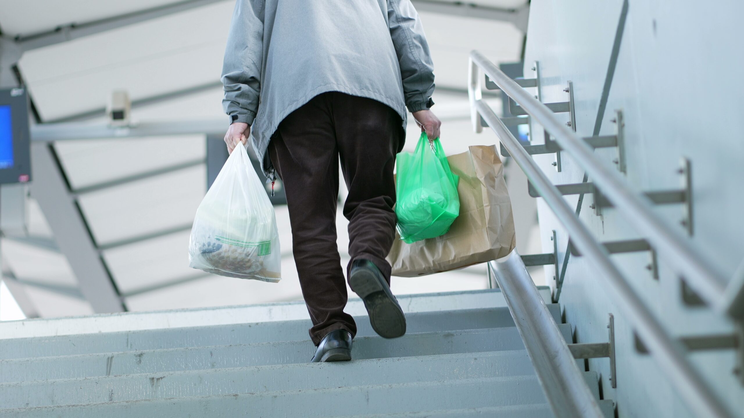 Exerciții benefice în viața de zi cu zi: transportarea produselor și distracția cu copiii
