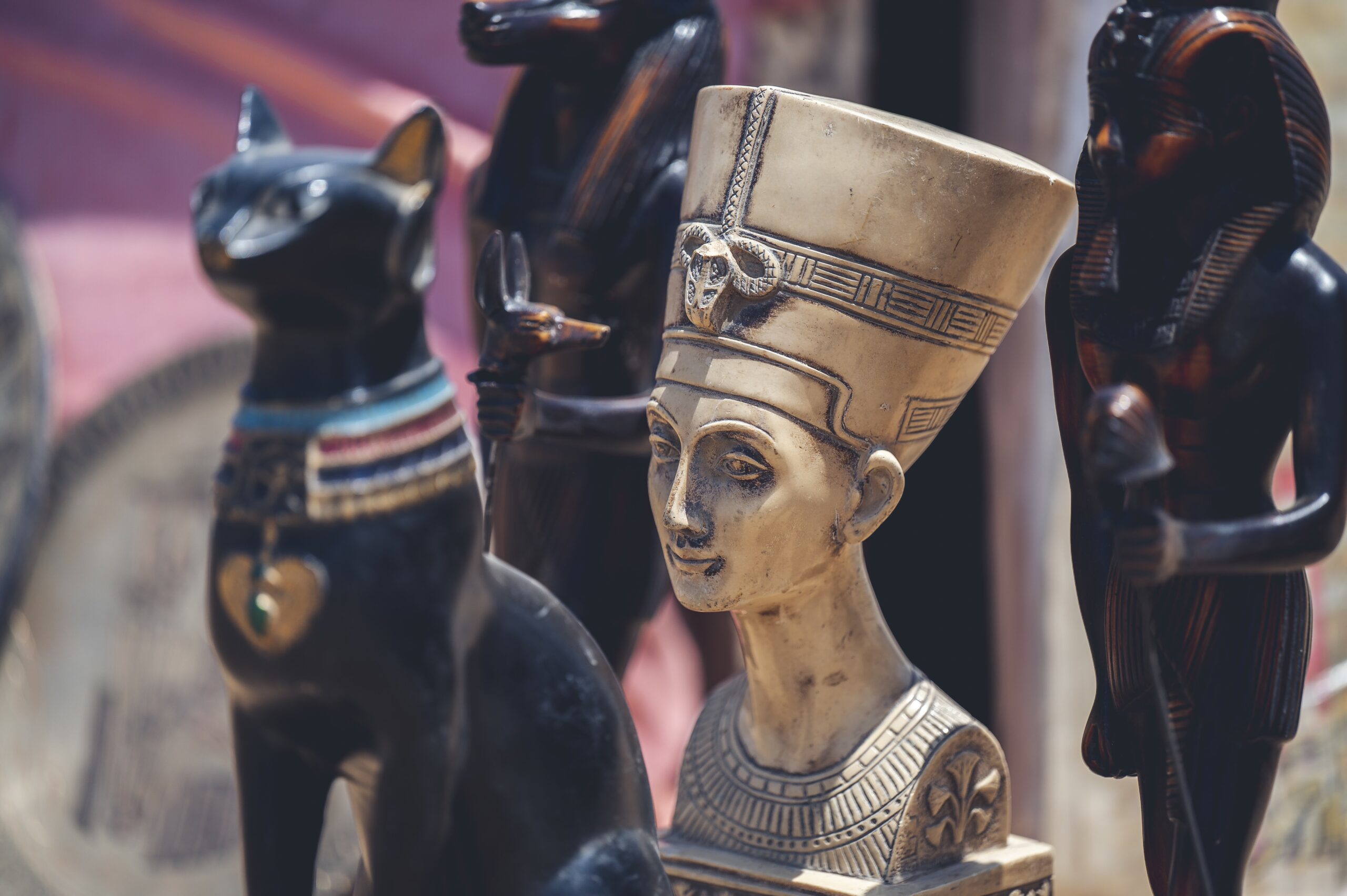 Locațiile neexplorate ale mormintelor renumite: granița între istorie și conjectura arheologică