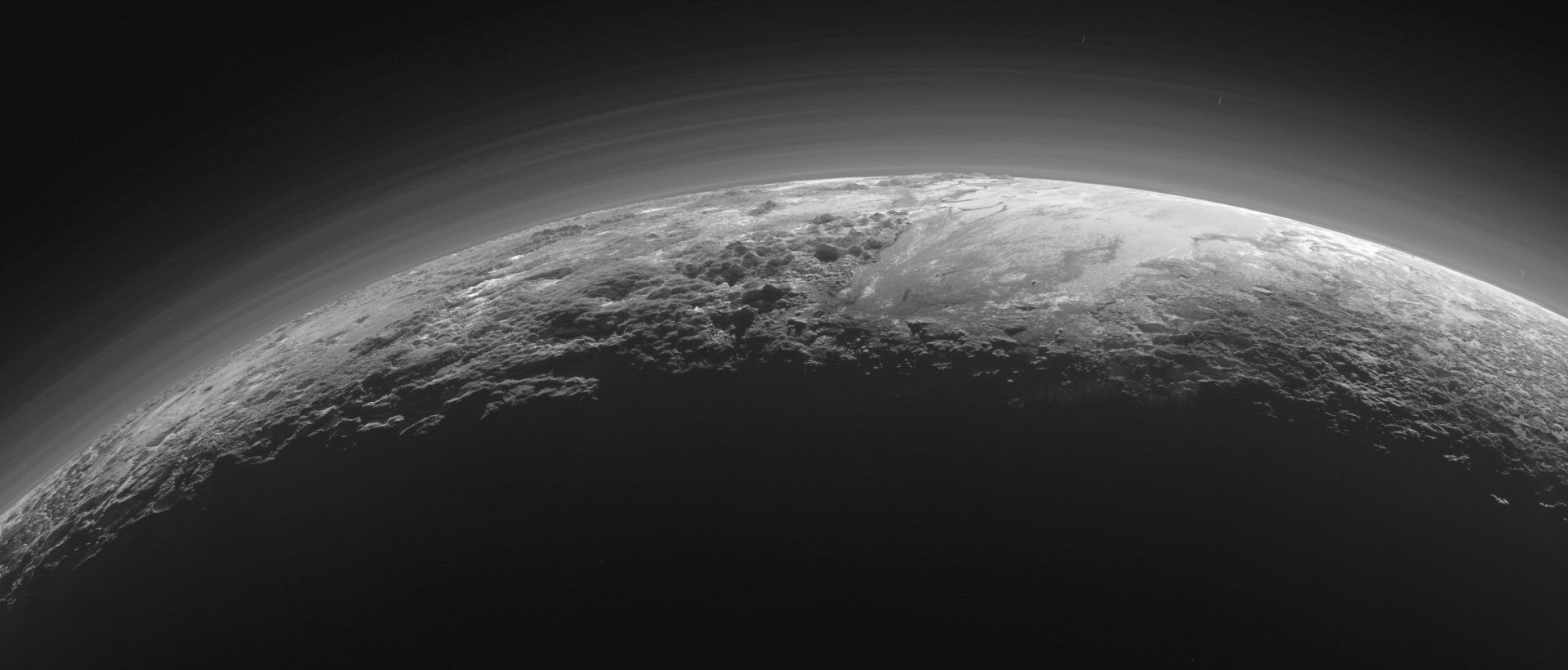 O nouă semnătură chimică a fost descoperită atât pe Pluto, cât și pe Titan.