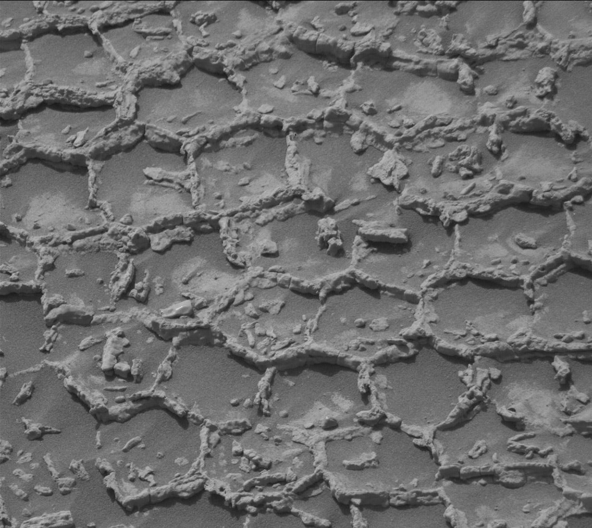 Roverul Curiosity a identificat forme poligonale pe Marte, similare cu un fagure marțian.