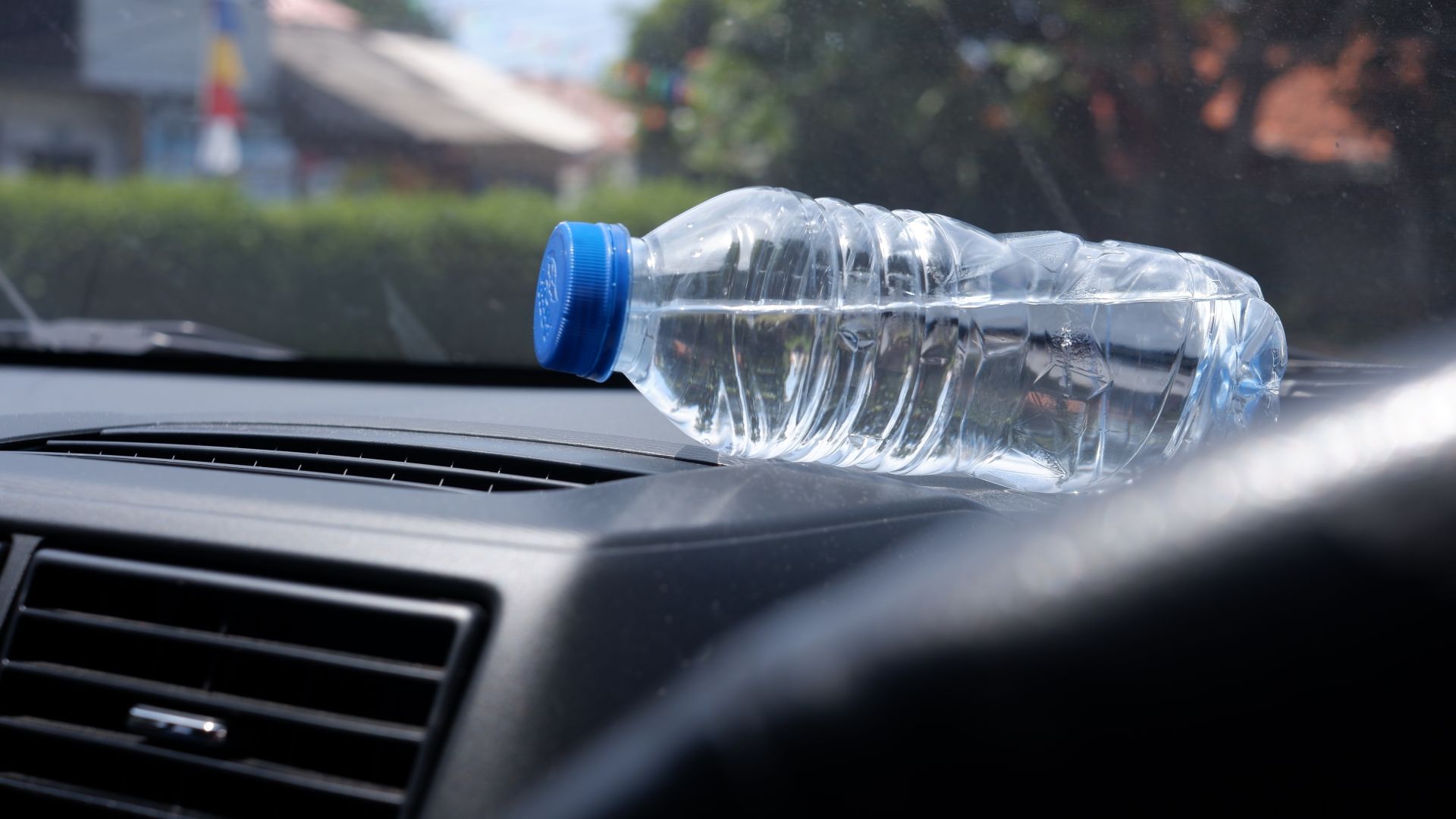 Test de cultură generală: Rationalele pentru care nu este recomandat să lași sticla cu apă în automobil
