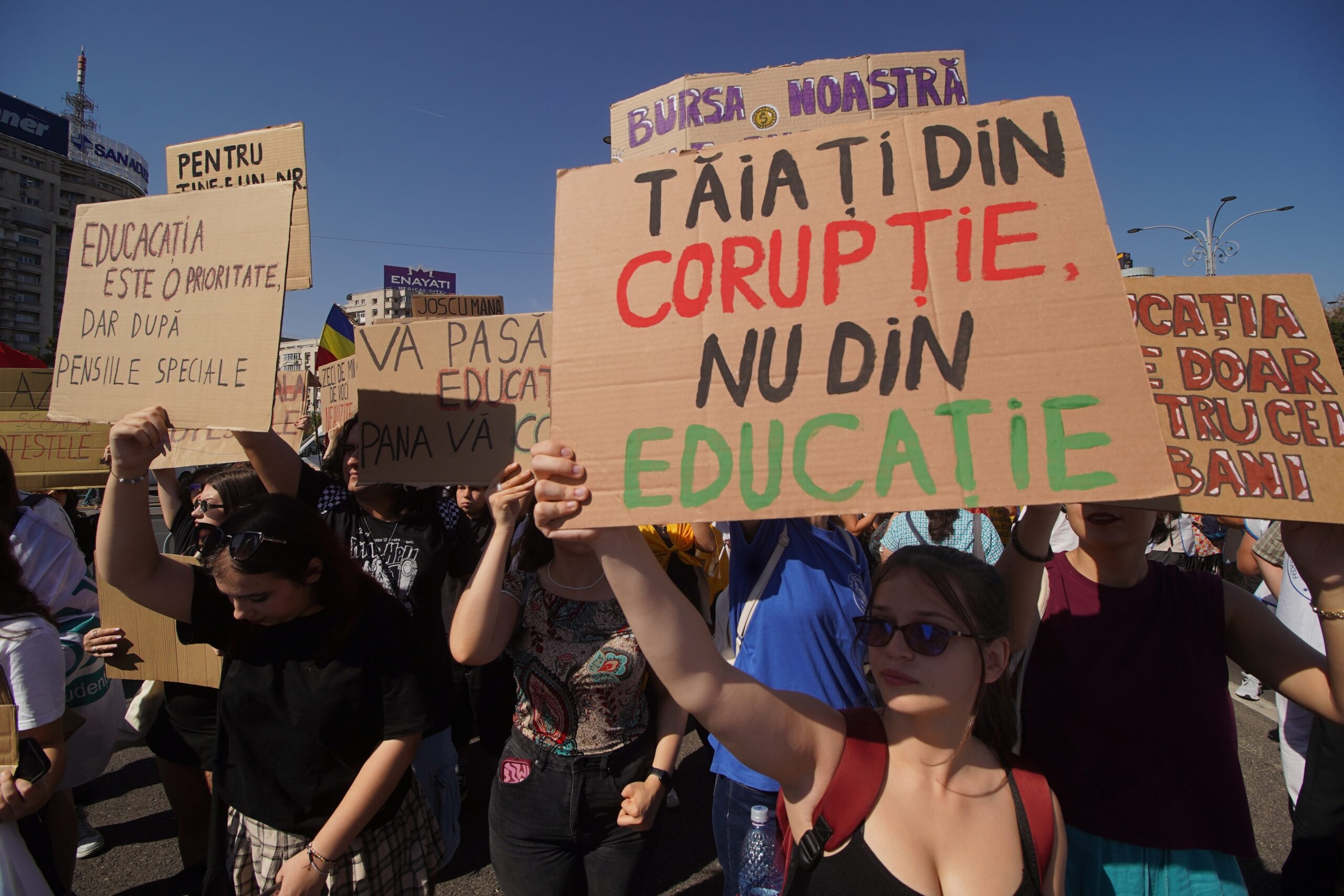 Un studiu arată că aproape 50% dintre cadrele didactice din România plănuiesc să se retragă din cariera lor.