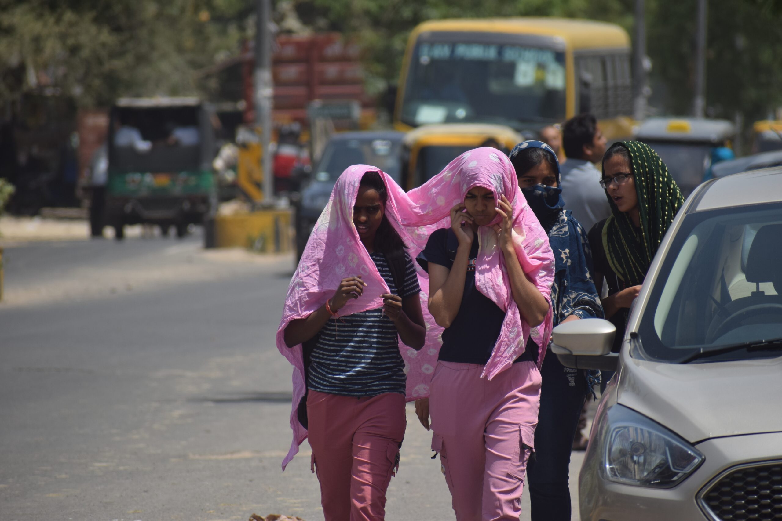 Valurile de căldură conduc la închiderea școlilor în India și forțează mii de femei să abandoneze locurile de muncă