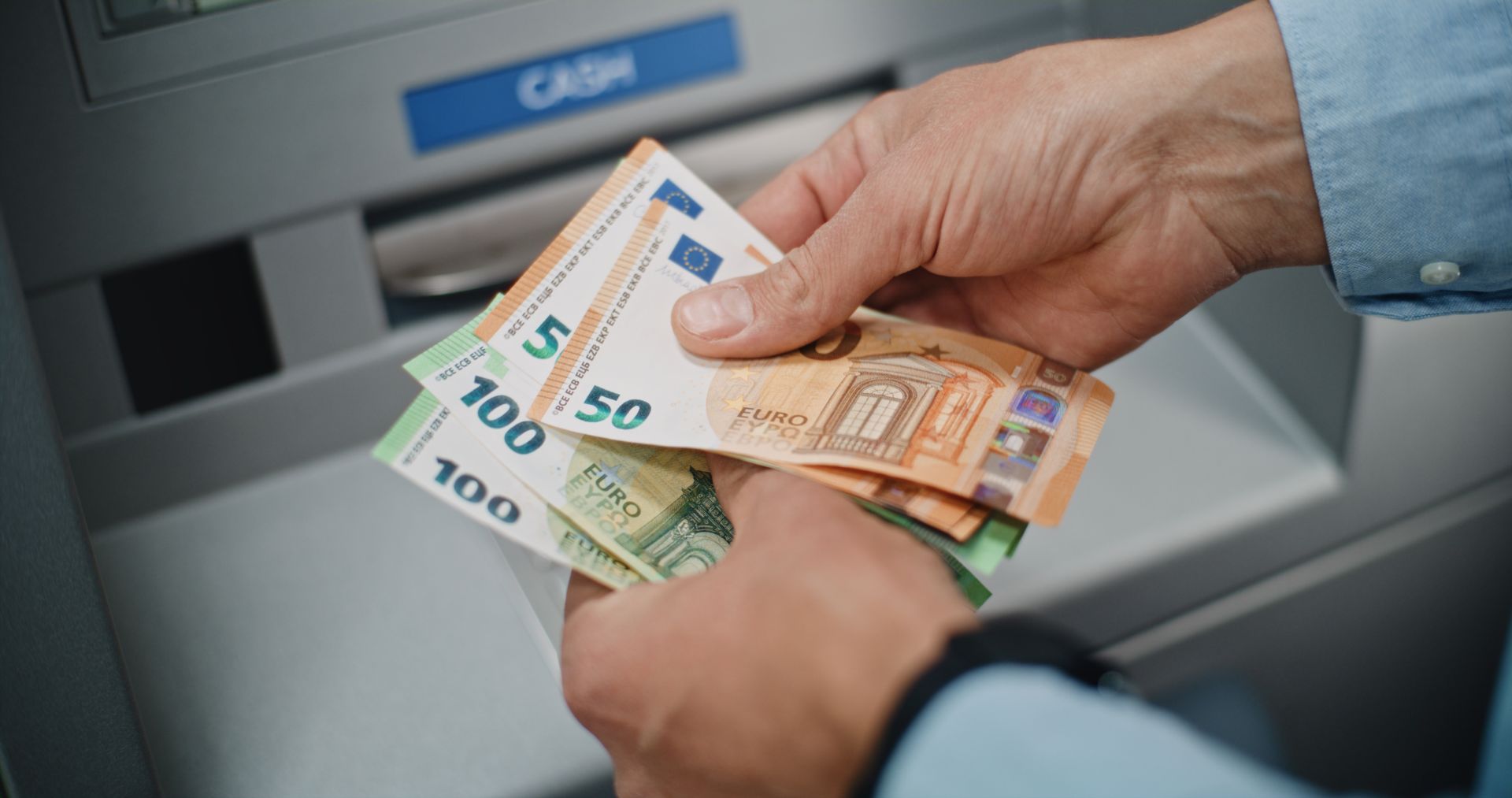 Îndrumări pentru identificarea bancnotelor contrafăcute: Măsuri de precauție la primirea restului într-un oraș necunoscut.